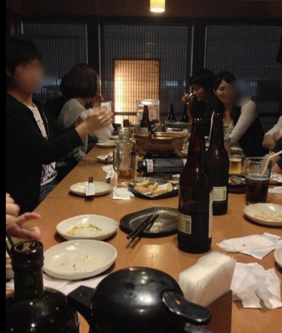 飲食を楽しみながら情報交換する交流会の様子