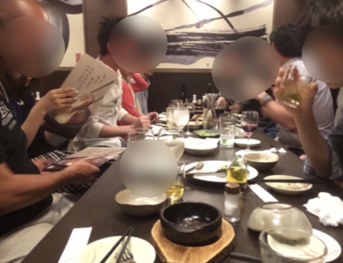 料理を囲んで交流する参加者たち