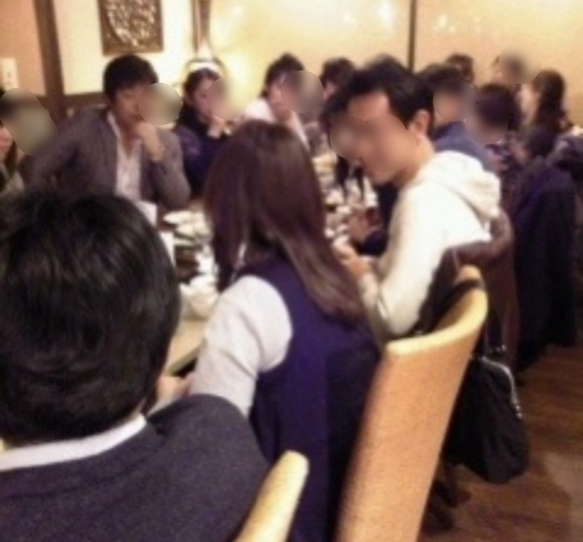 交流会で隣席の参加者と話す様子