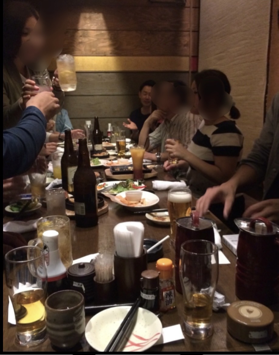 食事会場で情報交換をする参加者