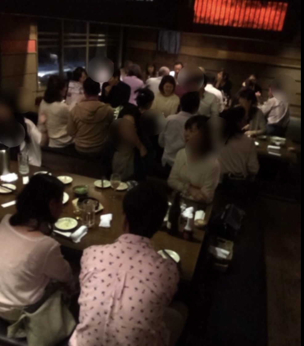 多くの参加者が集まる交流会の会場