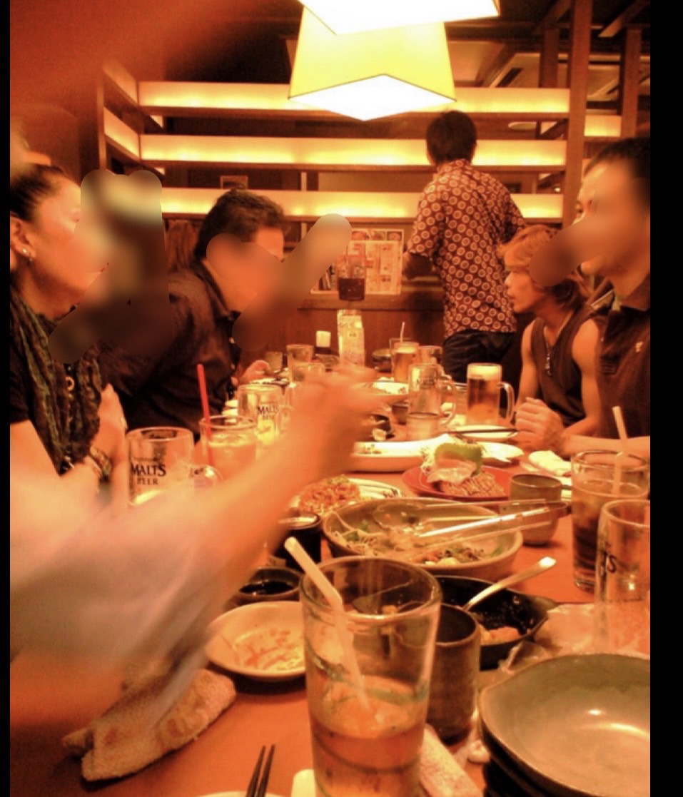 飲み物を手に交流する食事会の参加者