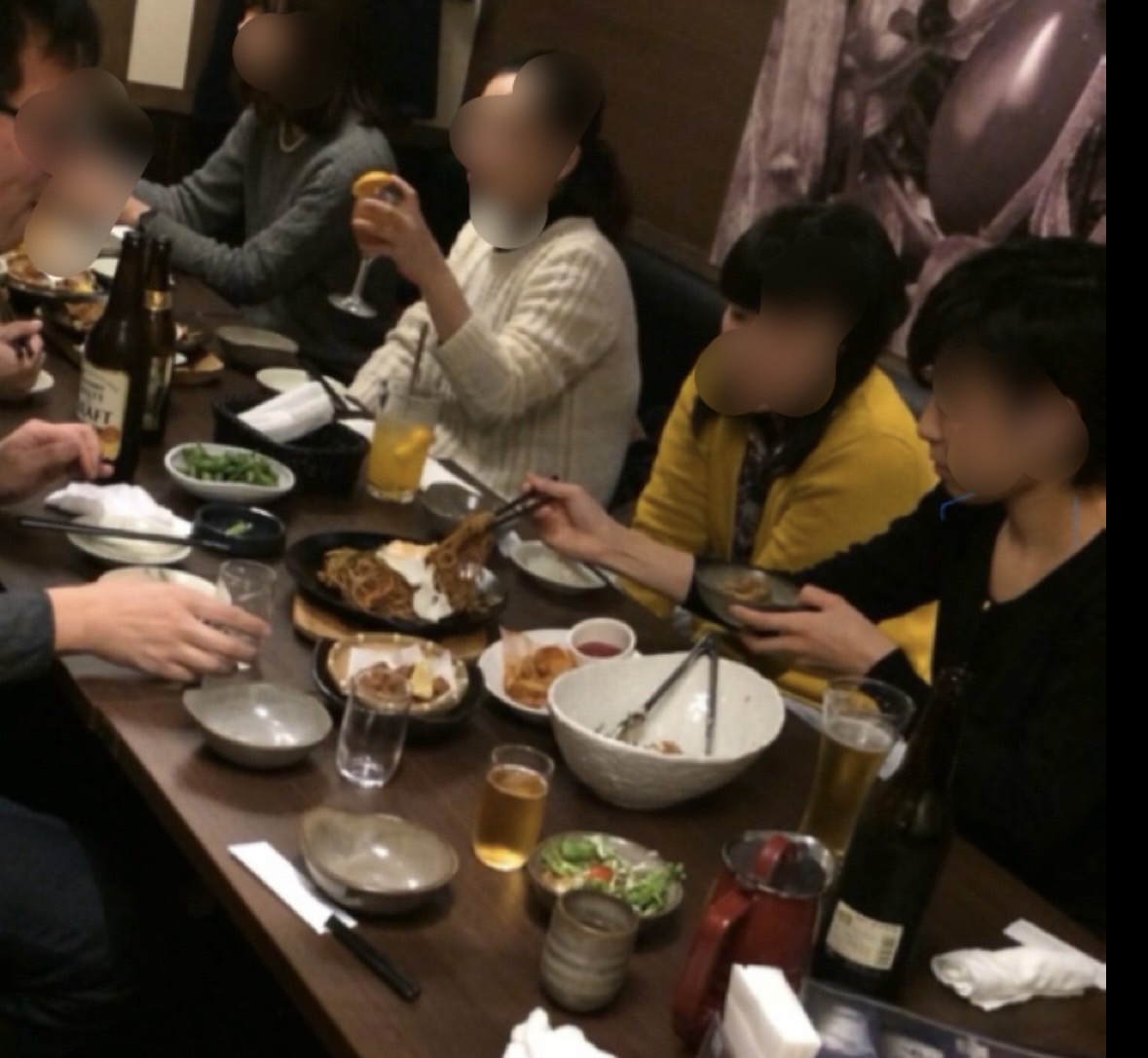 ハイクオリティ会大阪で料理を囲む様子