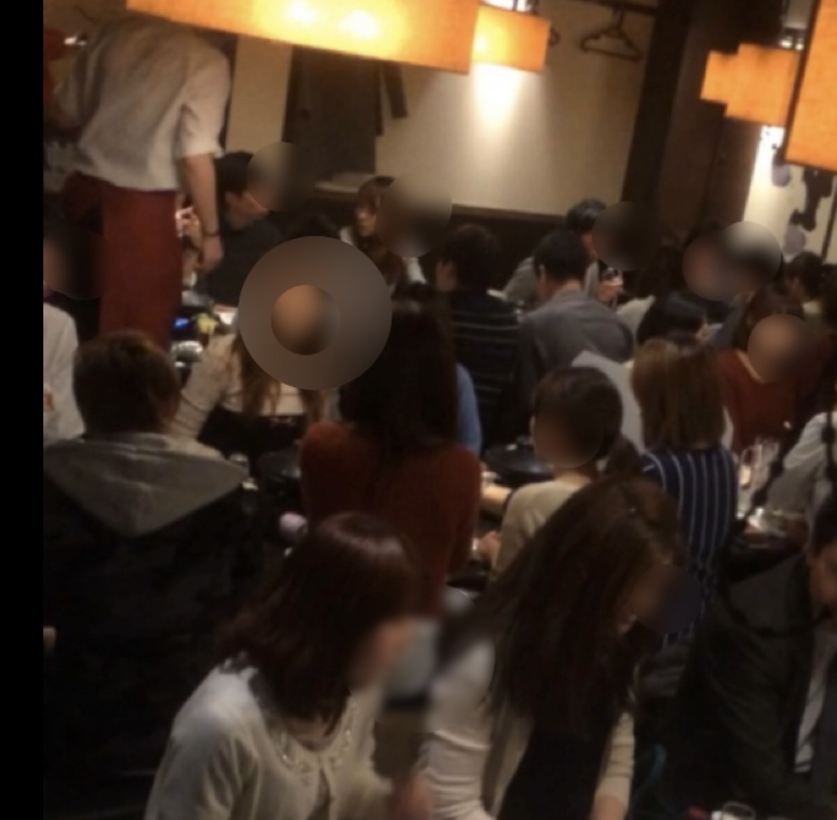 会場内でそれぞれ会話を楽しむ参加者