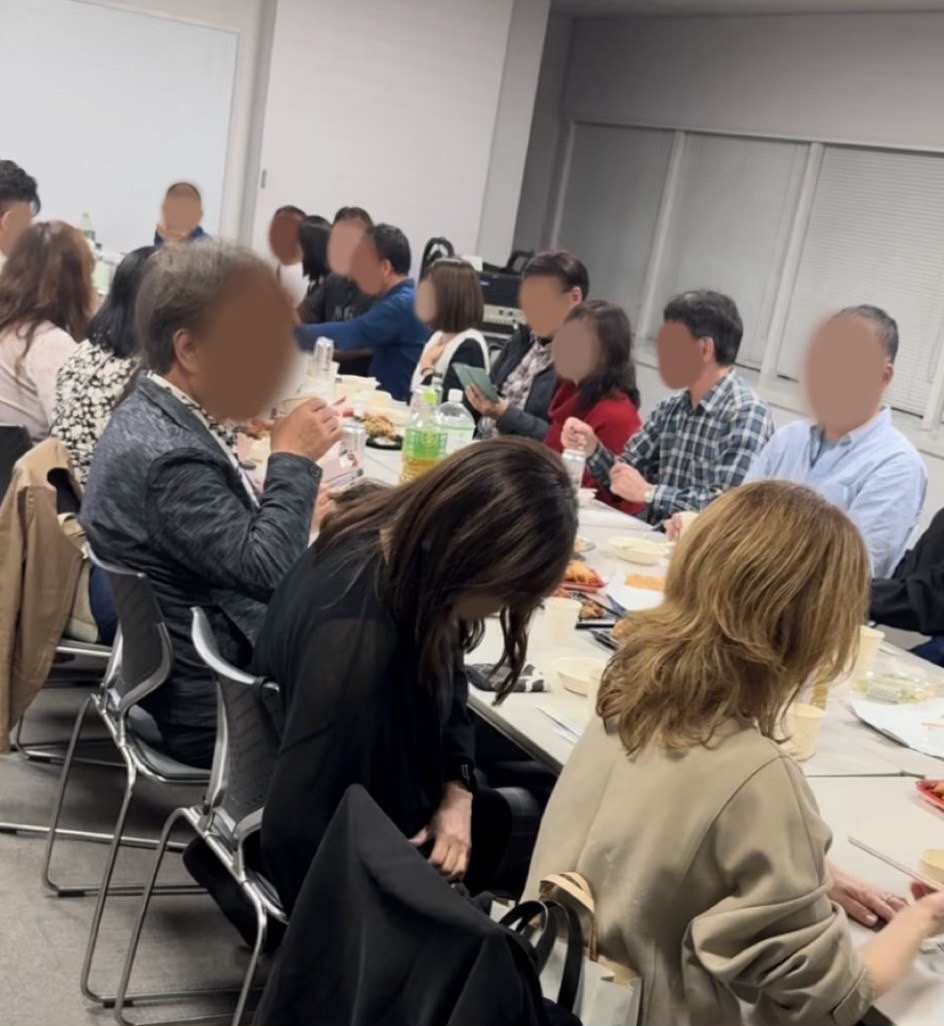 食事を楽しみながら交流する会の様子